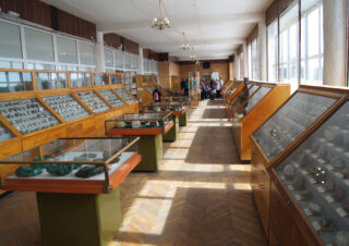 Зал систематической коллекции минералов