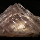 Кальцит, кристалл ромбоэдрического облика со ступенчатым ростом